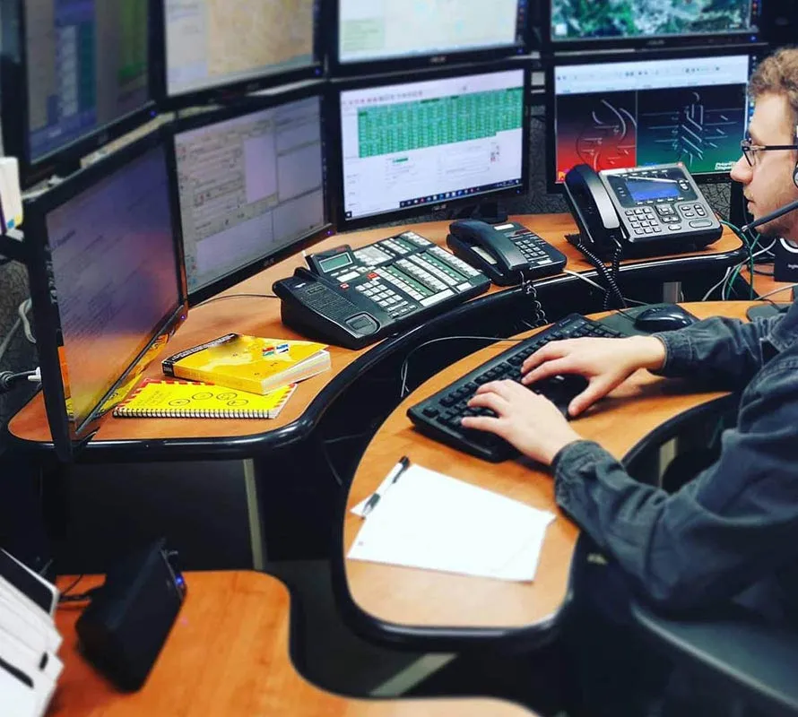 Operátor dispečinku BOIS u monitorů pultu centrální ochrany